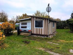 Wohnwagen mit feststehendem Vorzelt