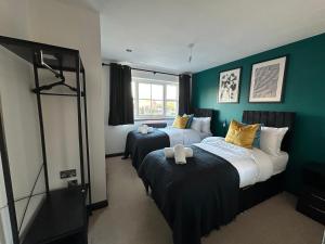 Silver Crest - Newly refurbished 4 Bedroom Whole House - Free Private Parking - Business Professionals - Work Long Stays - Families - Free Wi-Fi - Easy access to City Centre and Motorways