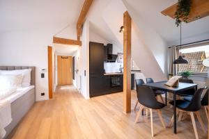 Malu Rooms - im Zentrum, Balkon, 24h Checkin, Waschmaschine, SmartTv, am Schloss, Saniert und modern