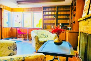 Walking Distance to Keelesdale Subway Spacious 2BR Garden Basement Suite