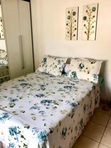 Casa com 05 quartos a 300 metros da praia