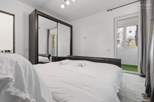 Stylish Blue Haven 1 BR Balcony Access