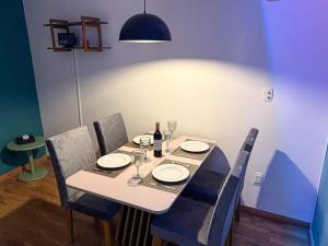 Walk to Copacabana & Ipanema, full apartment- WIFI