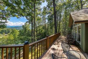 Mountain View Woodland Respite with Hot Tub, Arcade, Pool