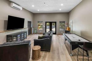 Mountain View Woodland Respite with Hot Tub, Arcade, Pool