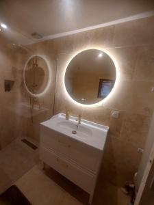 Love Room chic et intime idéale pour un séjour à deux avec jacuzzi et balcon