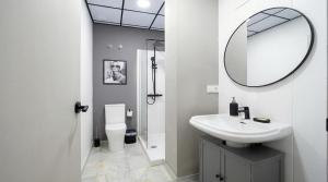 Brand-New 2BR Apt Near Center - FREE Parking