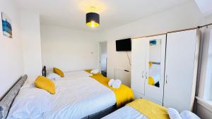 Pengam House Cardiff 3 Bedroom 2 Bathroom with free parking work desk fast internet close to City Center