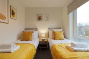 Modern 3 Bed Home - Great for Groups - Free Parking - Hosted by Stay Host Save