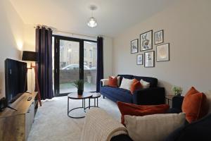 Modern 3 Bed Home - Great for Groups - Free Parking - Hosted by Stay Host Save