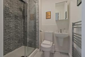 Modern 3 Bed Home - Great for Groups - Free Parking - Hosted by Stay Host Save