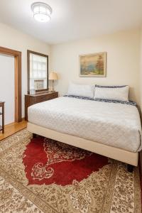 Vermont Private Suite- Hot Tub, Patio, Firepit, River & Ponds