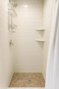 Vermont Private Suite- Hot Tub, Patio, Firepit, River & Ponds