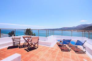 Renovated Maisonette By the Sea w Rooftop Terrace