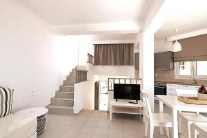Renovated Maisonette By the Sea w Rooftop Terrace
