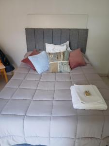 Habitación Privada en una amplia casa a metros de una laguna natural