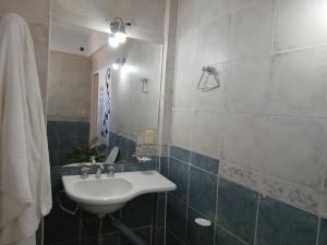 Habitación Privada en una amplia casa a metros de una laguna natural