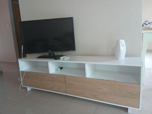 Habitación Privada en una amplia casa a metros de una laguna natural