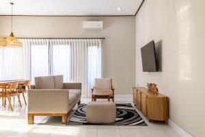 Arana Family Villa with Private Garden and Pool, 2BR, Kitchen, AC, free Parking