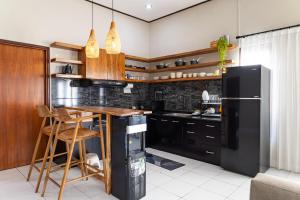 Arana Family Villa with Private Garden and Pool, 2BR, Kitchen, AC, free Parking