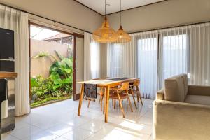 Arana Family Villa with Private Garden and Pool, 2BR, Kitchen, AC, free Parking