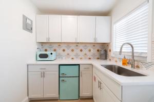 THE JUNI - Studio Steps From Beach & Downtown