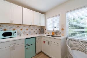 THE JUNI - Studio Steps From Beach & Downtown