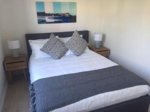 Hoffys Place - Modern one bedroom with AC