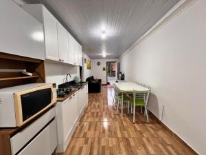 Casa aconchegante, 5 min da praia, 1 VAGA DE GARAGEM!