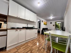 Casa aconchegante, 5 min da praia, 1 VAGA DE GARAGEM!