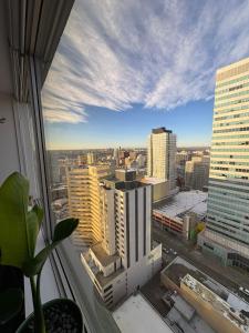 Boho Studio Downtown Rogers Views Heated Parking