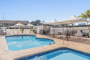 Absolute Beachfront Apartment 4T