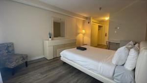 Beverly Hills Apart with En-Suite Bath c12