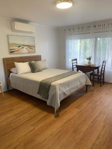 Private Lakeside Villa Near Beach, Pool Gated 10 Acres