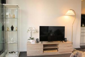 Southbank Serenity 2BR, FREE Parking, and Wi-Fi