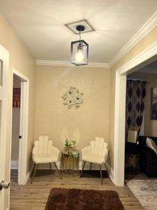 Beautiful 4Bedroom Retreat Close to Niagara Falls Your Home Away from Home