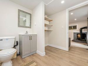 Lakefront Muskoka Cottage with Fire Pit and BBQ