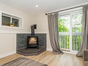 Lakefront Muskoka Cottage with Fire Pit and BBQ