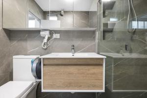 Standard Single Room - AC - Next to Central Station - Near UTS& USYD& Darling Harbour& ICC& High Rated Restaurants - Shared Bathroom