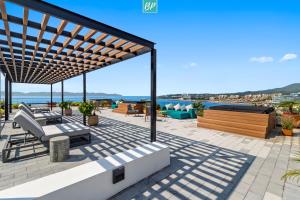 Arama Bay Beachfront Condos - Rooftop Hot Tubs & Ocean Views