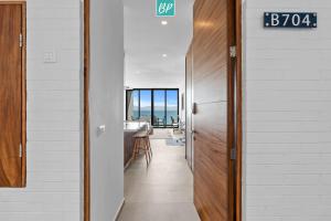 Arama Bay Beachfront Condos - Rooftop Hot Tubs & Ocean Views