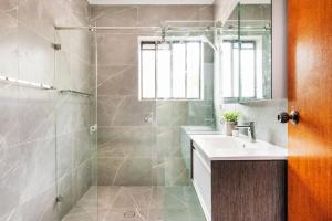 Chic Queen Room - Nearby Station & Olympic Park - Shared Bathroom