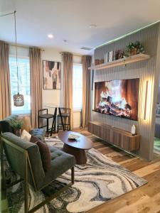 Luxe Suite - Comfort - King Bed and Free Parking