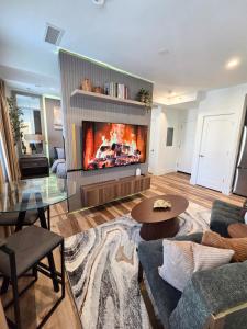 Luxe Suite - Comfort - King Bed and Free Parking