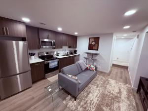 New & Modern Cozy Suite with Full Kitchen