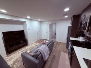 New & Modern Cozy Suite with Full Kitchen