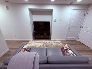 New & Modern Cozy Suite with Full Kitchen