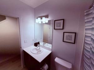 New & Modern Cozy Suite with Full Kitchen