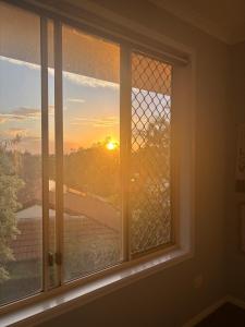 Sunset Views, 5 Mins to Beaches, Quirky Retreat