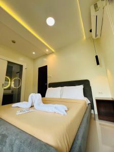 Stylish 3BR Residence - Smart Bath - Cozy Vibes